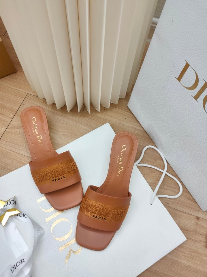 π
2024 spring and summer new women's shoes CD letter embroidery logo