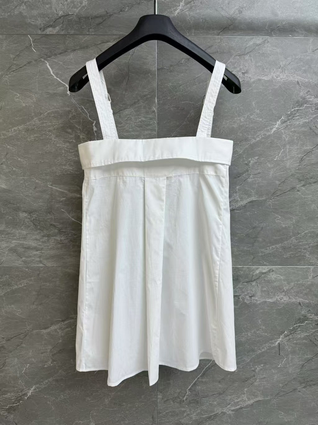 Sleeveless camisole shirt