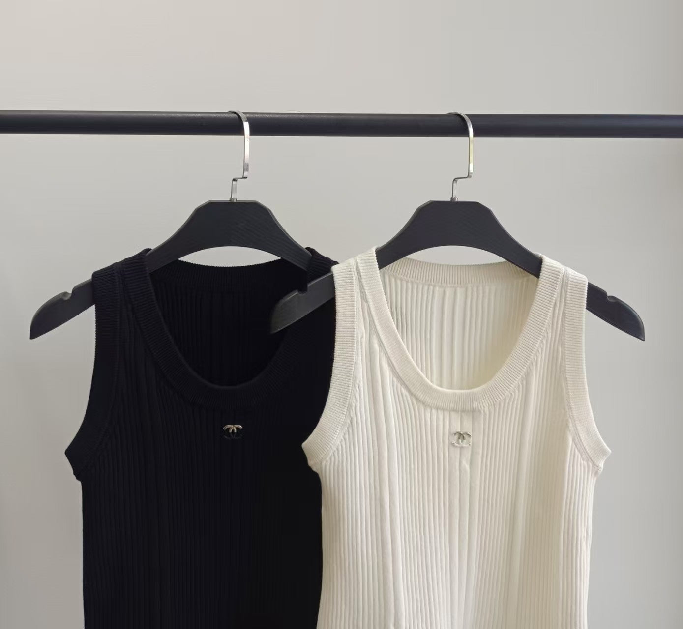 Knitted camisole with logo on chest