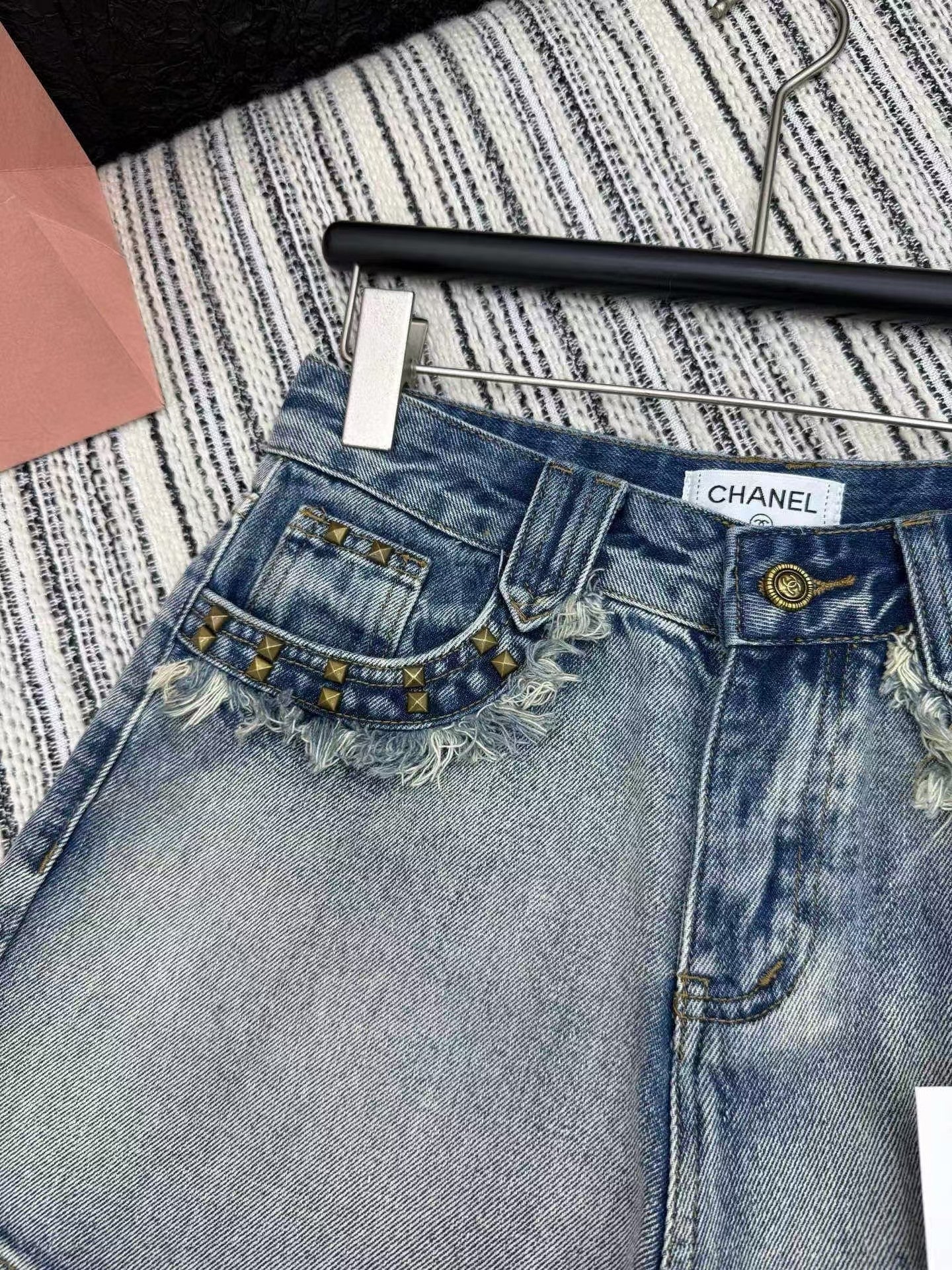 Heavy rivet tassel embroidered denim shorts