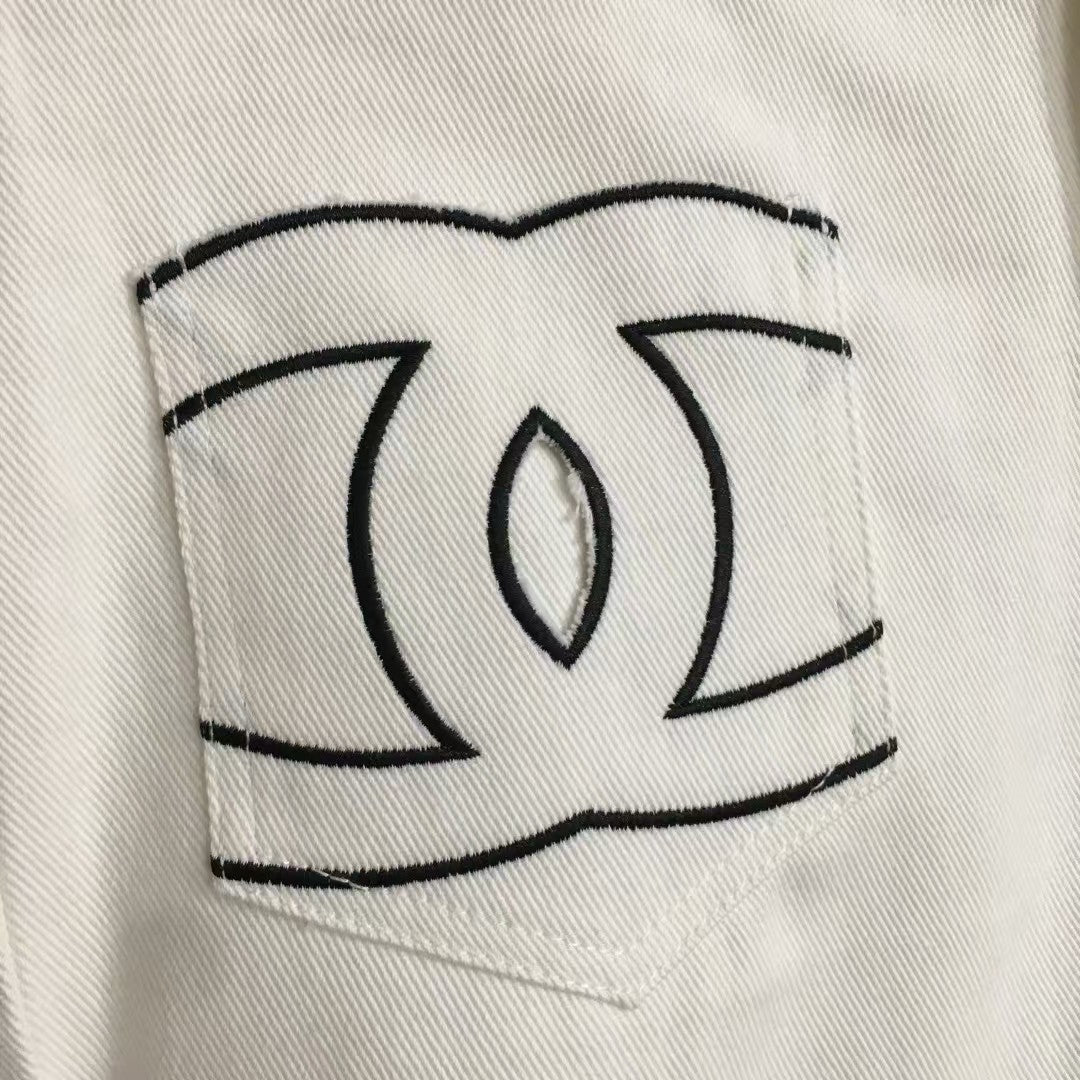 Embroidered pocket denim shorts