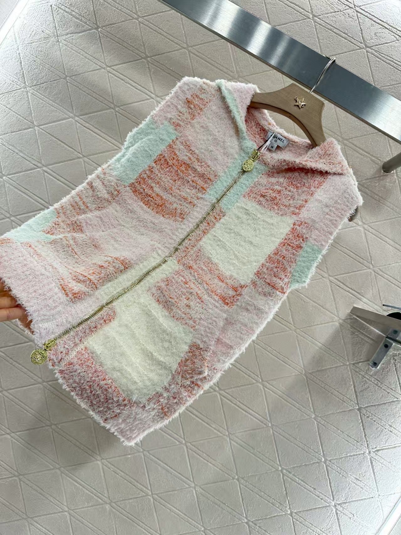 New hooded knitted vest