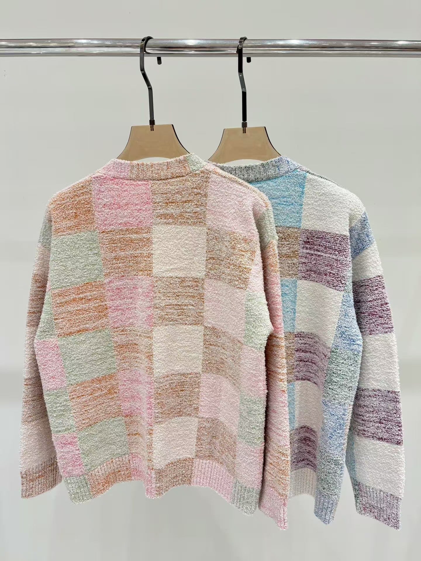 New V-neck contrast checkerboard knitted cardigan