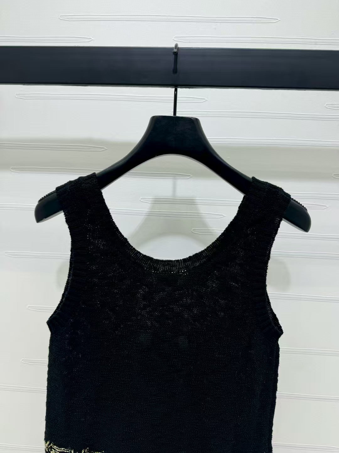 Knitted vest with gold embroidered hem