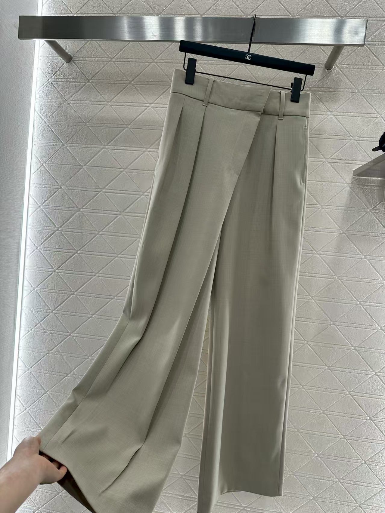 Wide-leg straight-leg trousers with oblique buttons