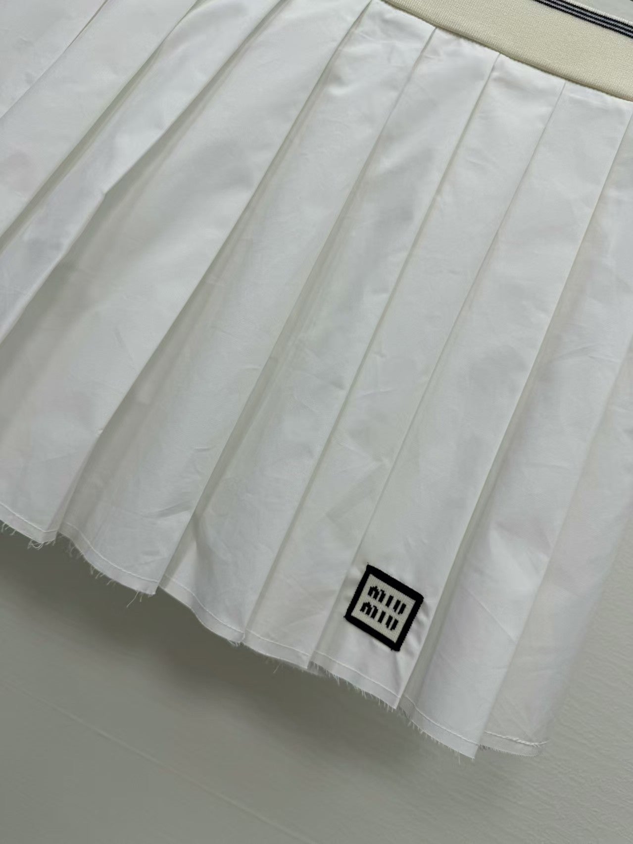 New short pleated skirt