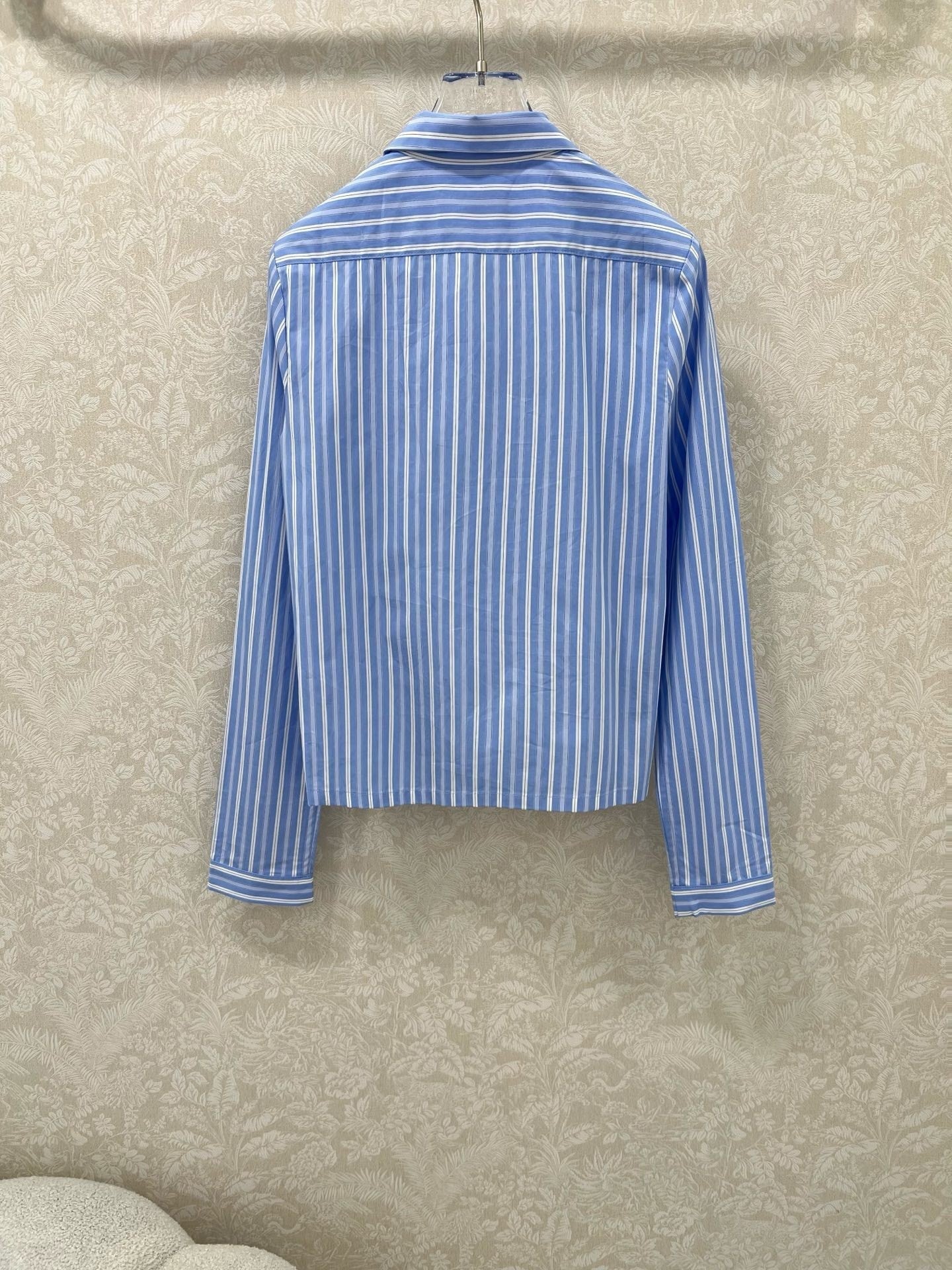 New lapel blue striped shirt