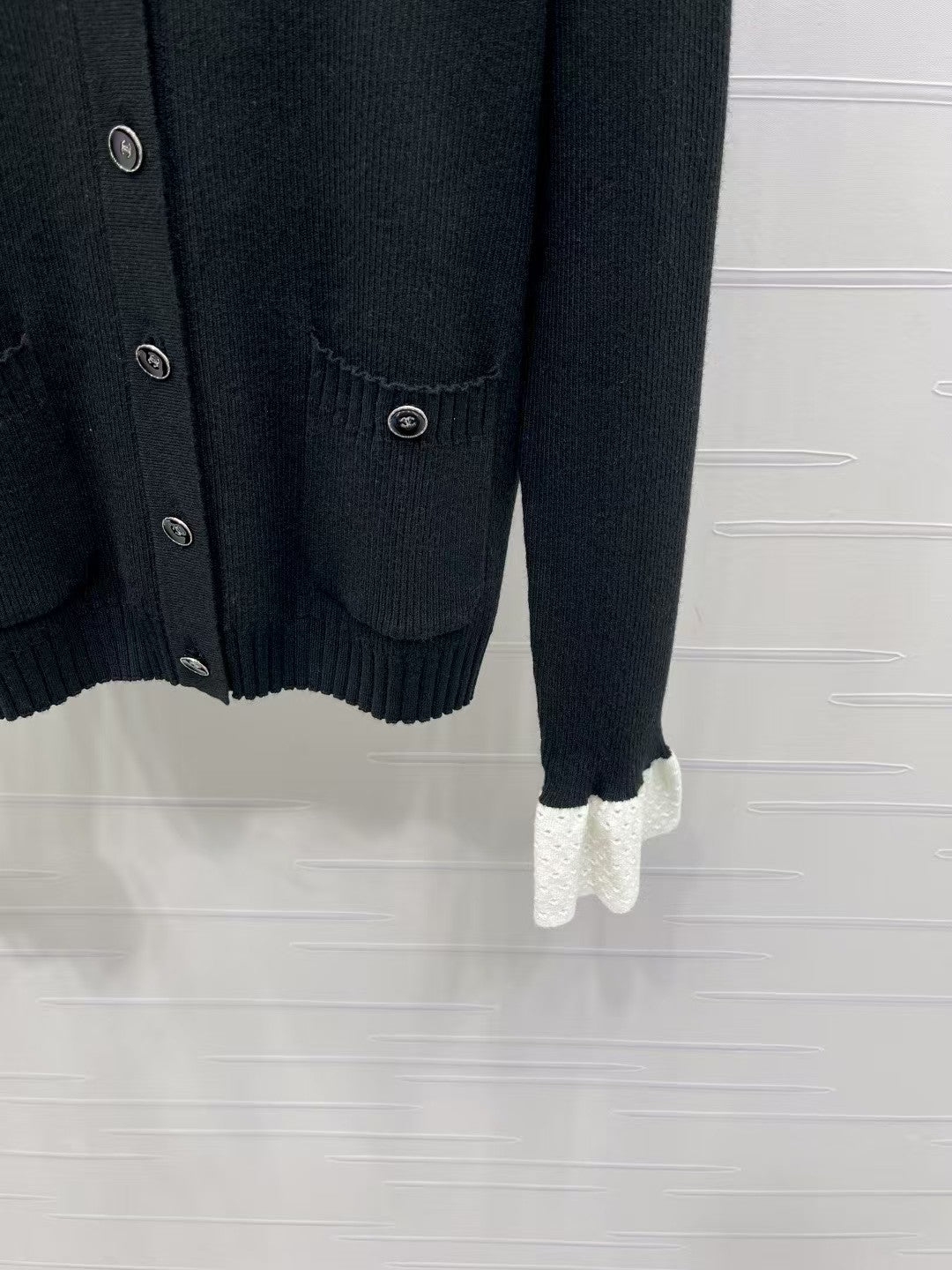 Double pocket crew neck knit cardigan