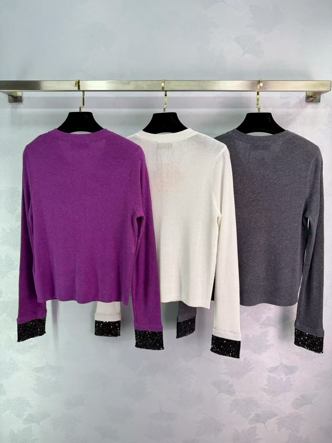 V-neck long-sleeved knitted top