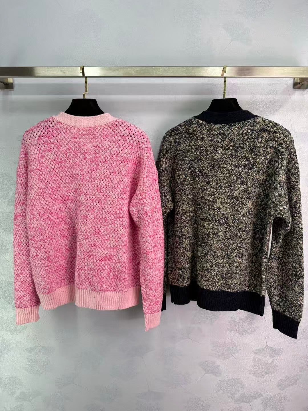 New contrast color V-neck cardigan