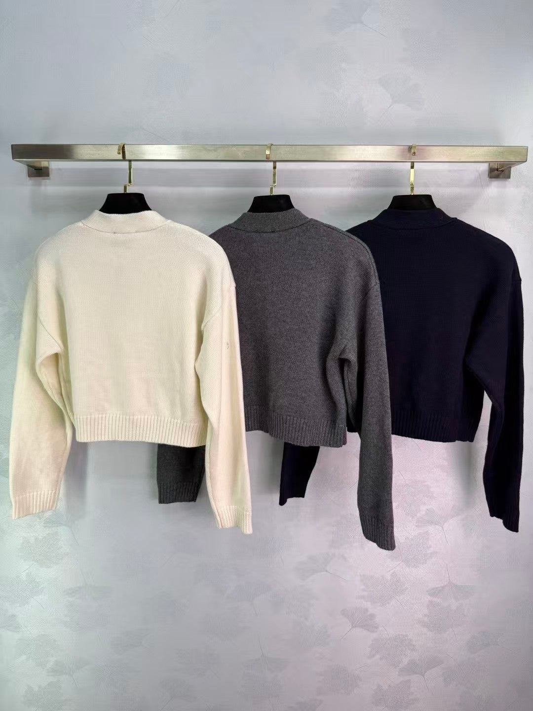 New V-neck knitted cardigan