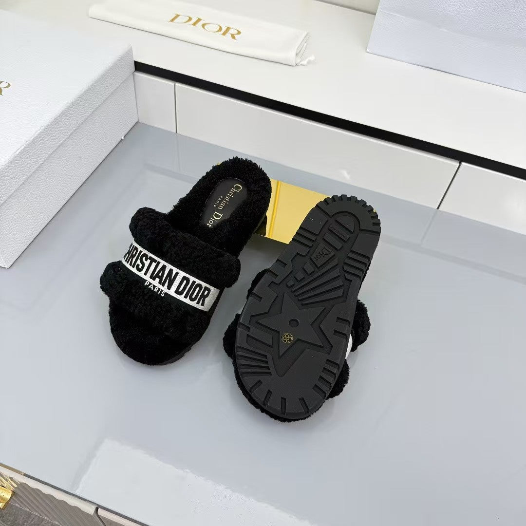 Embroidered wool slippers