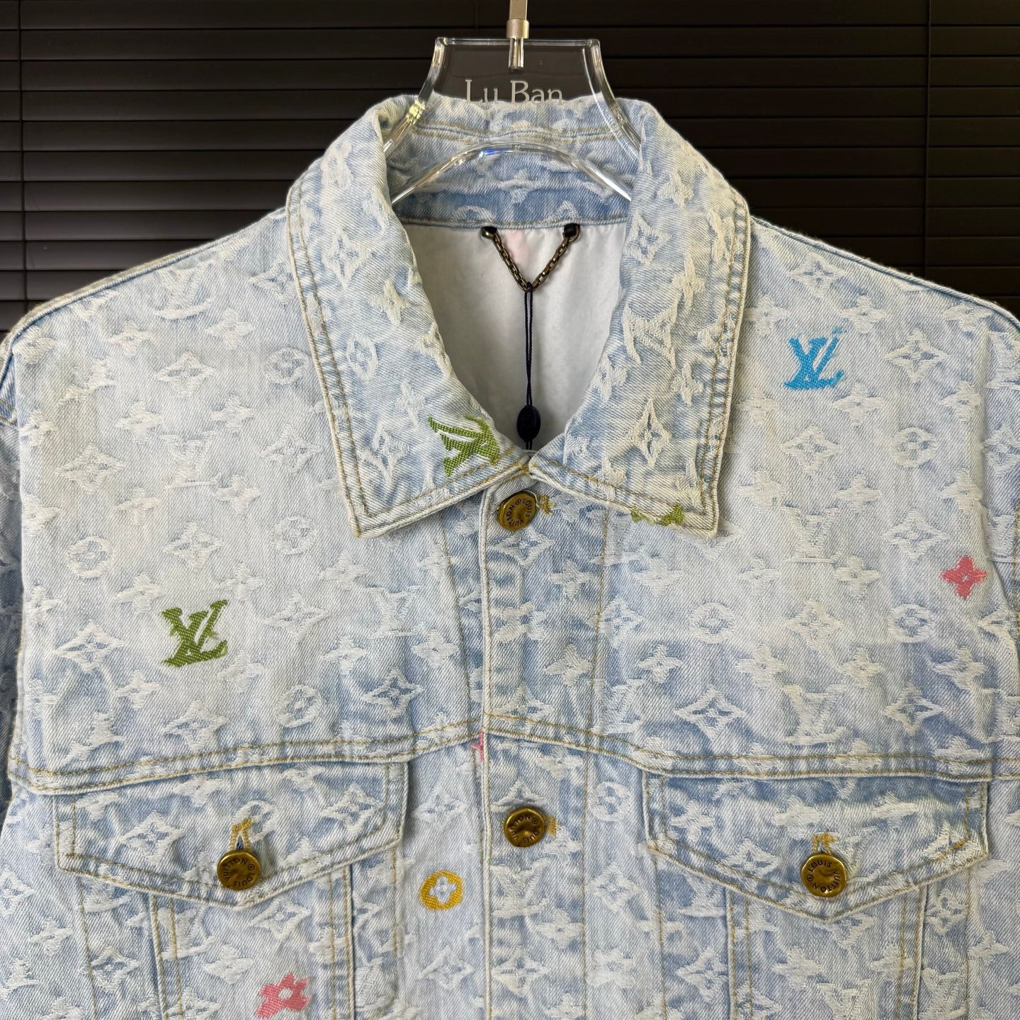 Small flower embroidery washed denim denim jacket