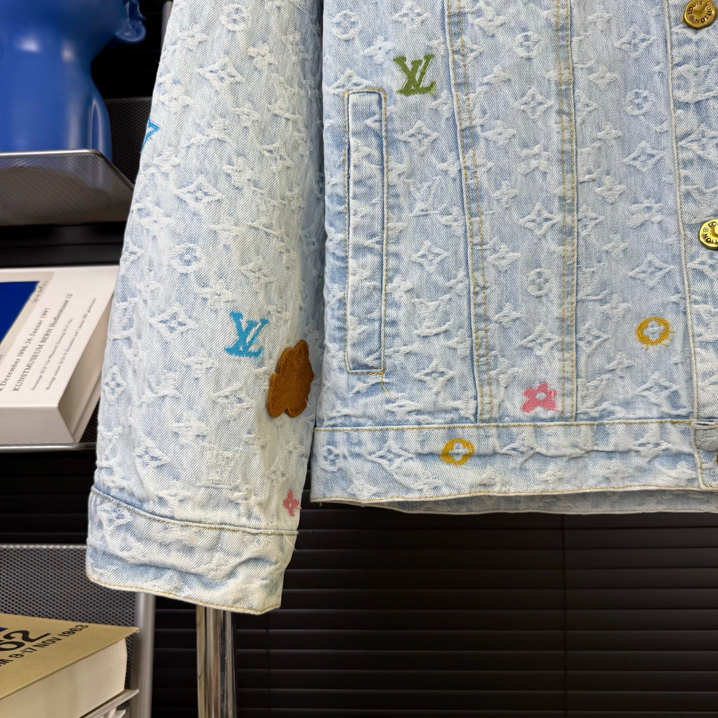 Small flower embroidery washed denim denim jacket