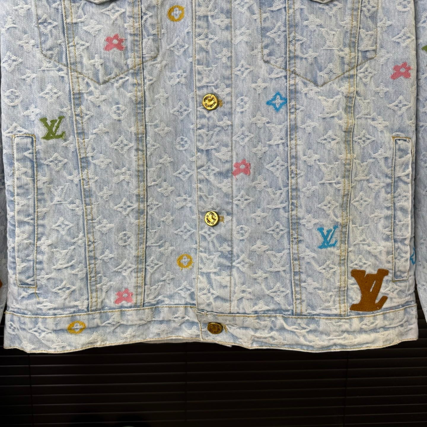Small flower embroidery washed denim denim jacket