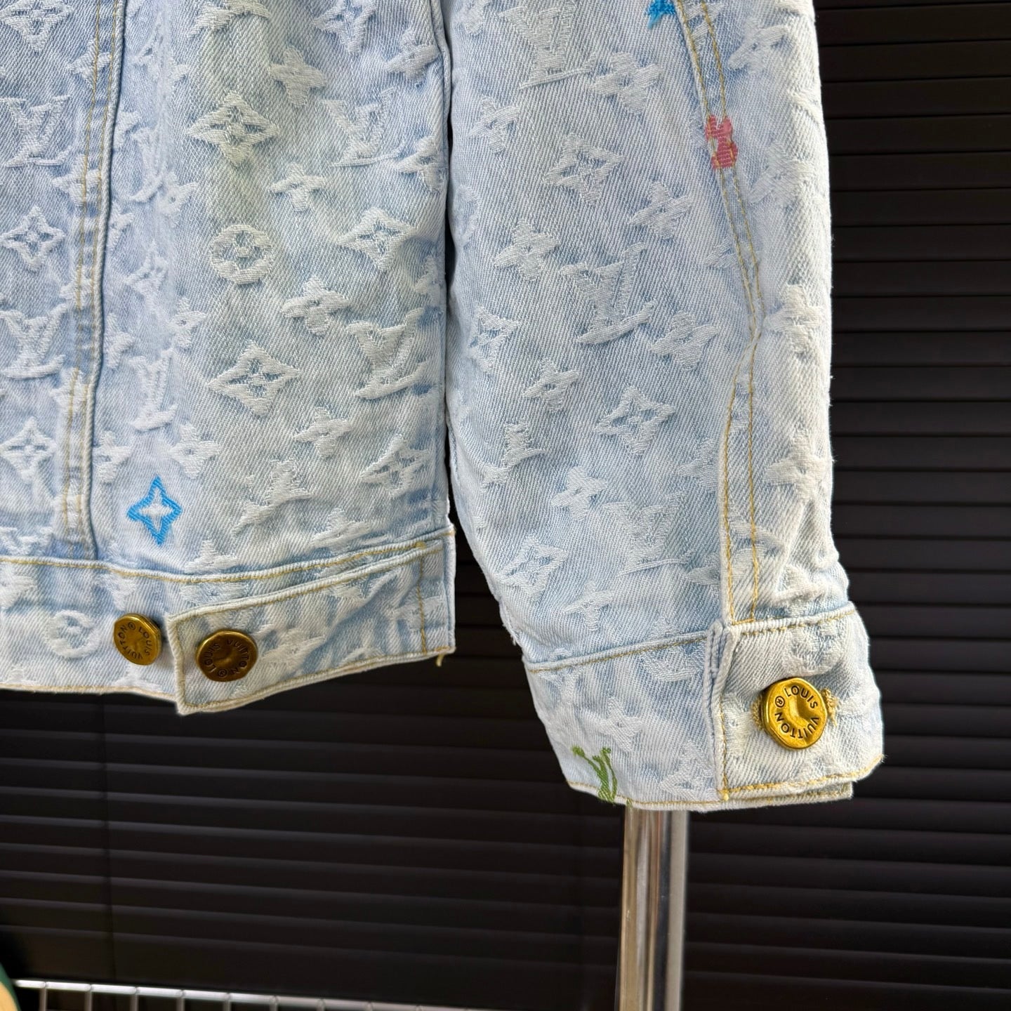 Small flower embroidery washed denim denim jacket