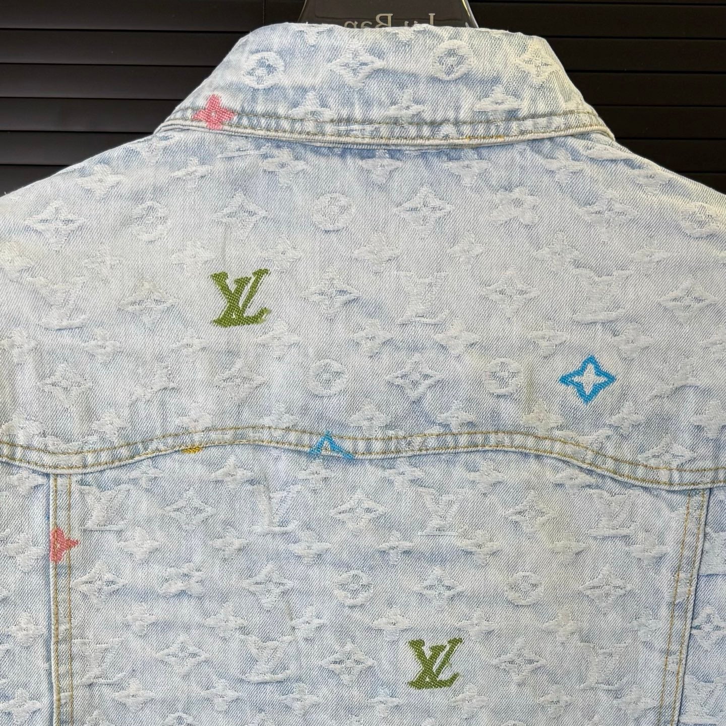 Small flower embroidery washed denim denim jacket