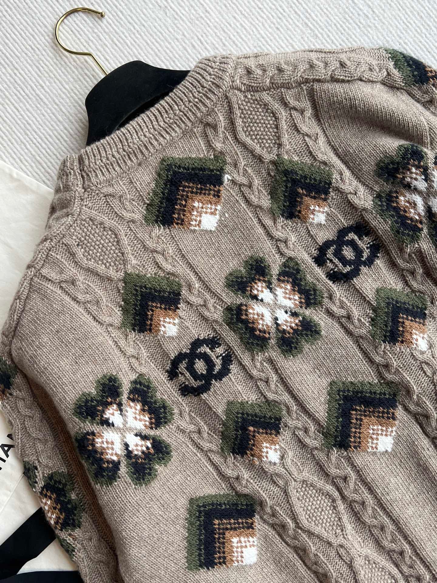 Ski series college style jacquard round neck sweater