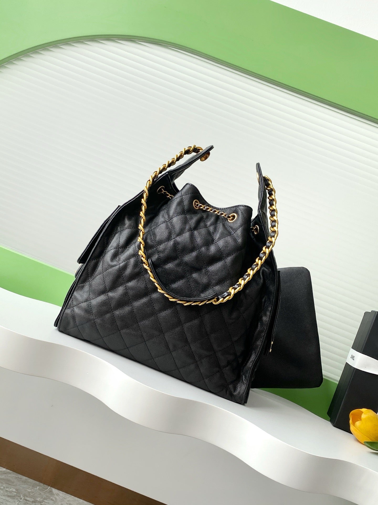 25 classic practical large capacity diamond grid handbag
