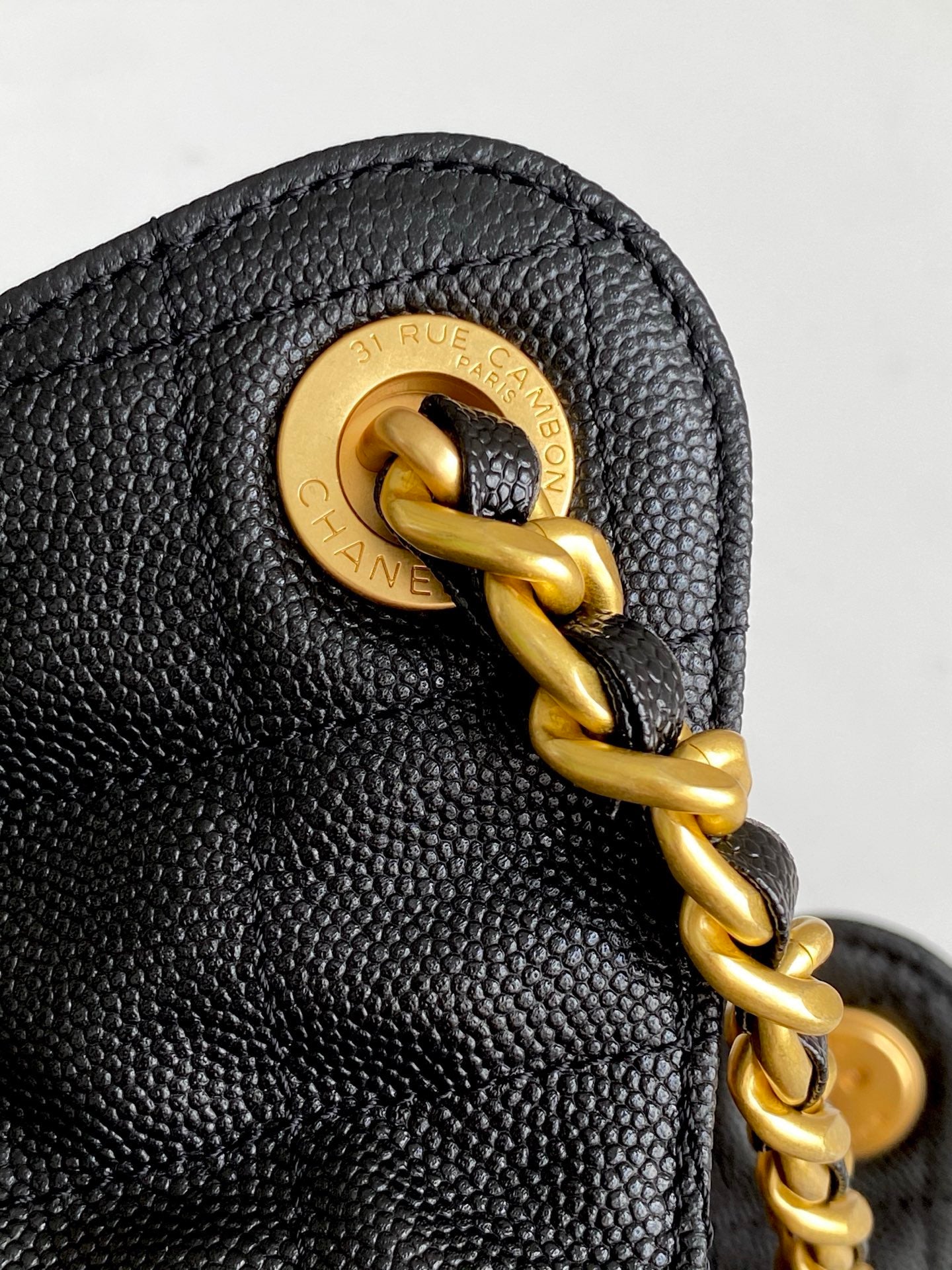 25 classic practical large capacity diamond grid handbag
