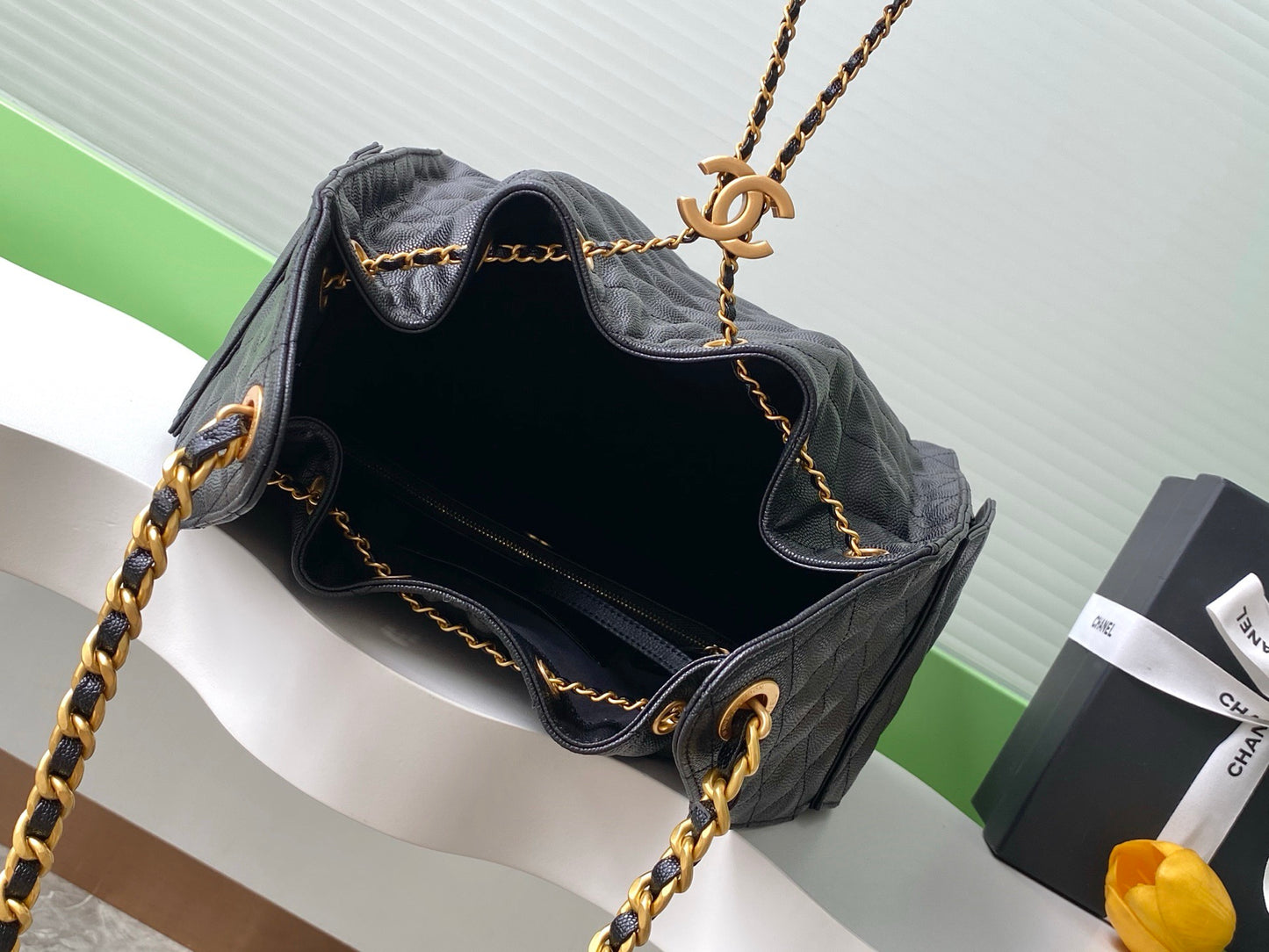 25 classic practical large capacity diamond grid handbag