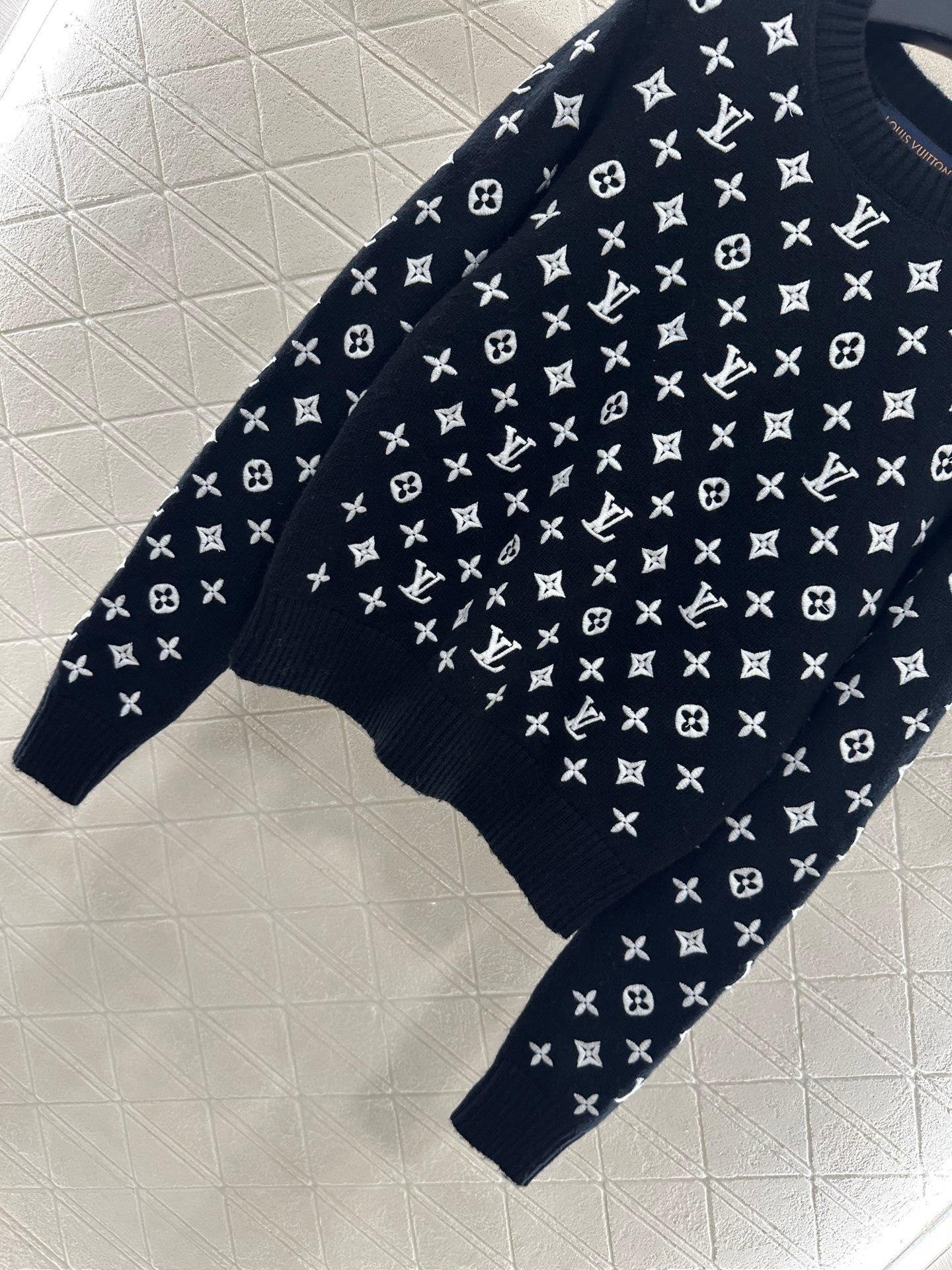 The latest series of embroidered jacquard pullover sweaters for early autumn