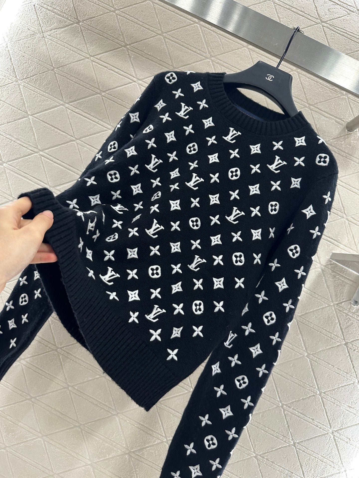 The latest series of embroidered jacquard pullover sweaters for early autumn