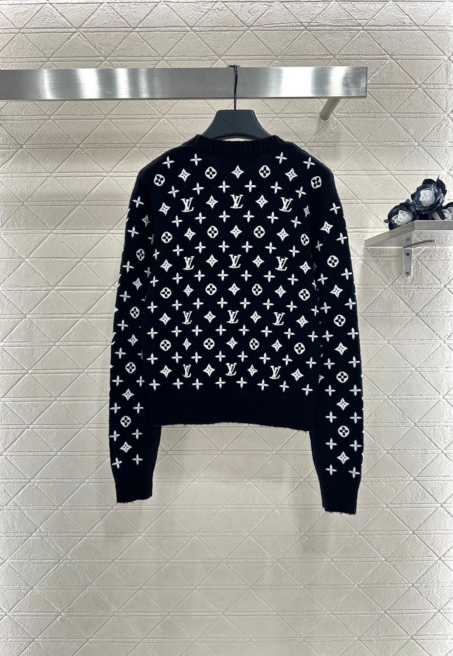 The latest series of embroidered jacquard pullover sweaters for early autumn