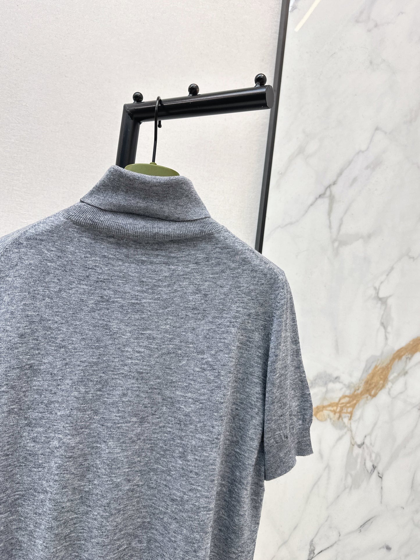 New short-sleeved knitted shirt