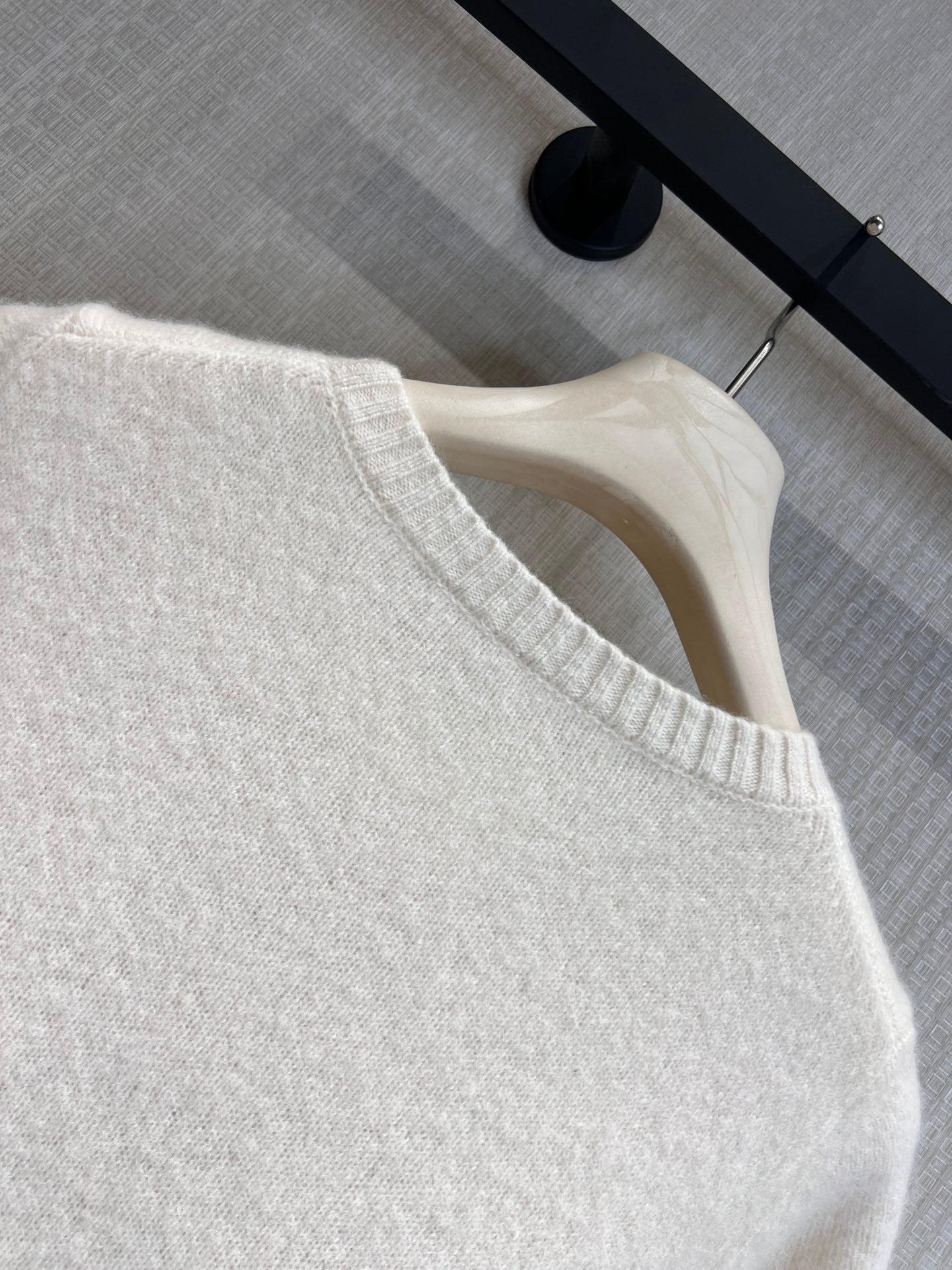 26 New Floral Embroidered Short-Sleeve Knit Top