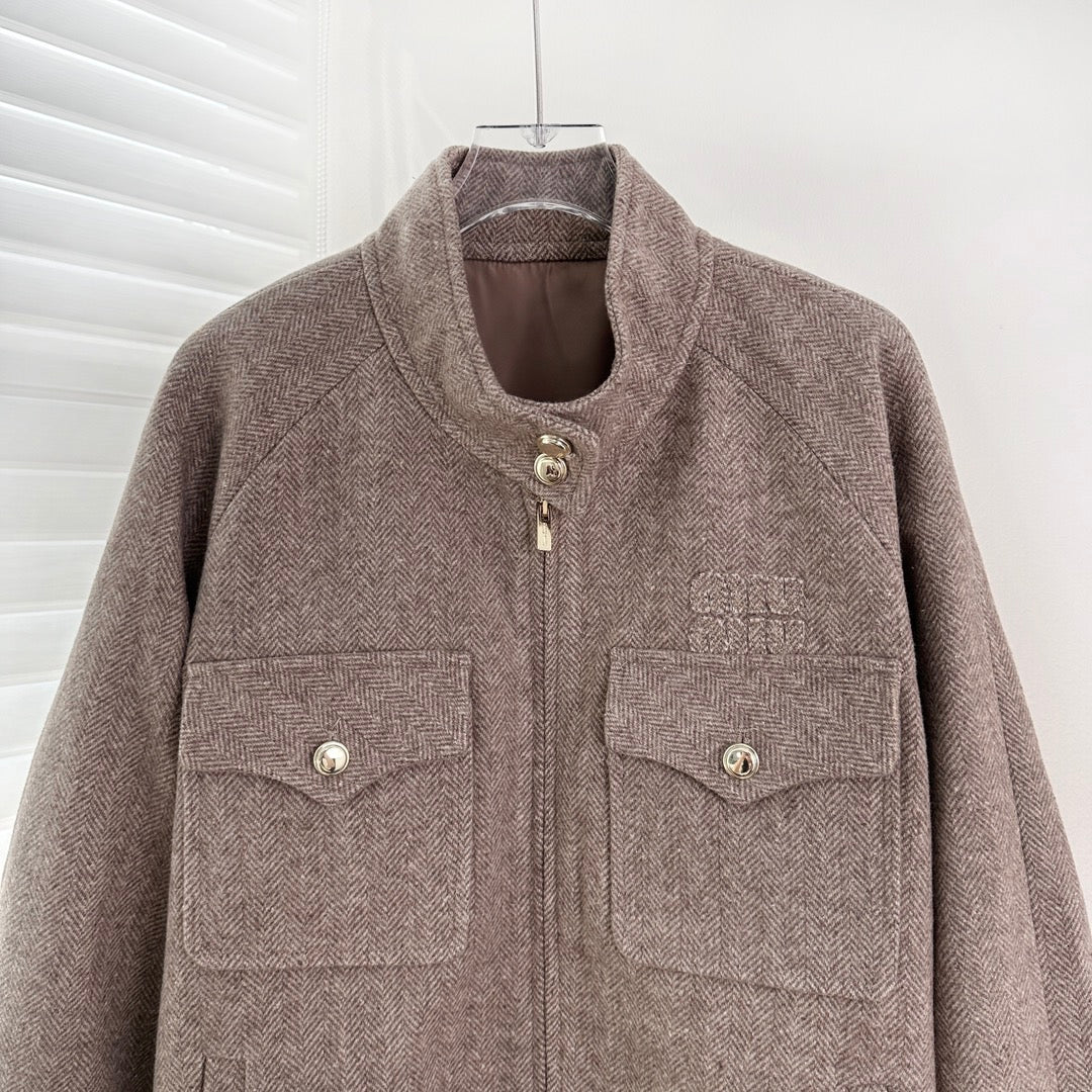 Brown stand-up collar suit