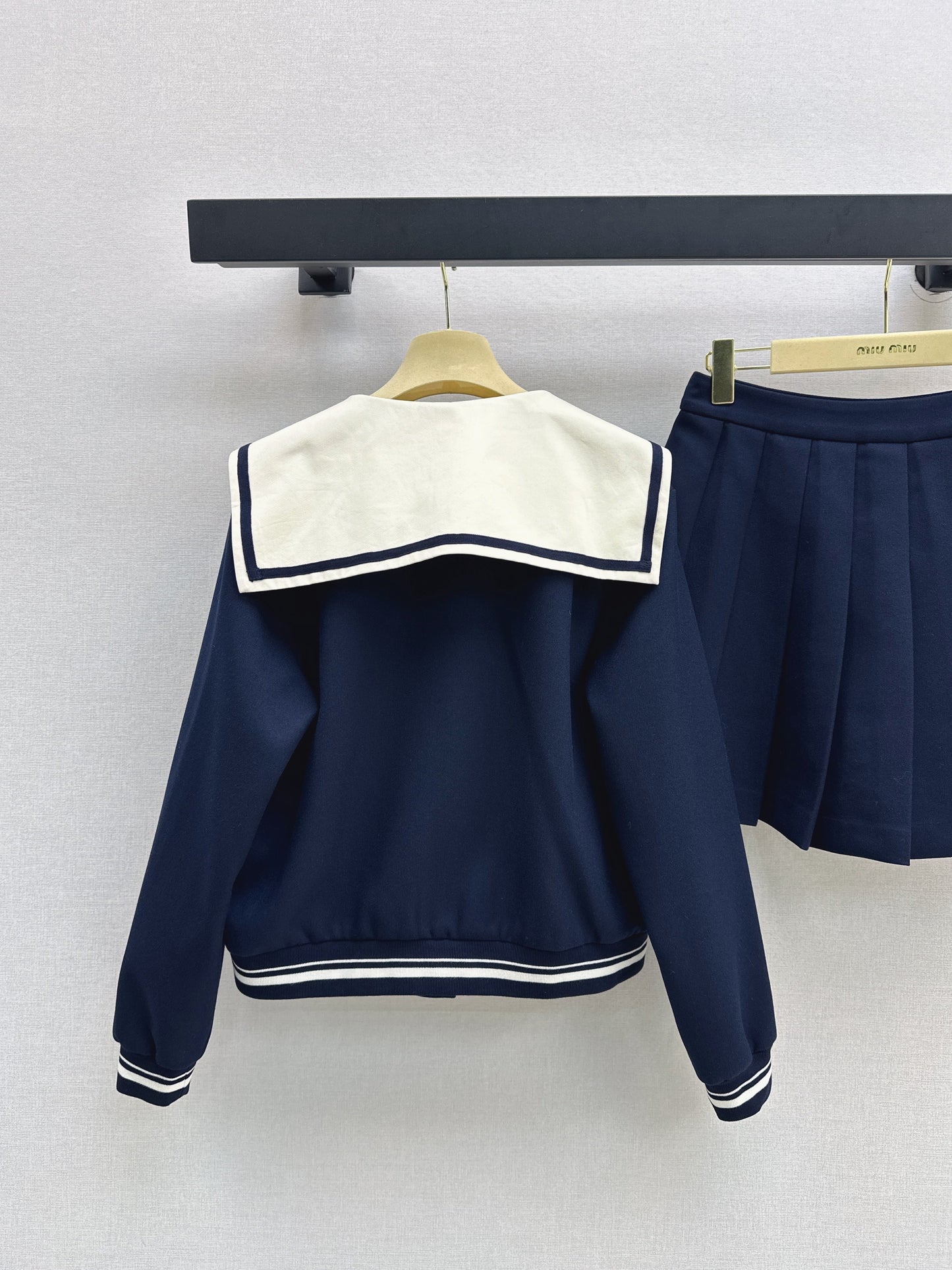 The latest age reducing college style outfit for autumn and winter