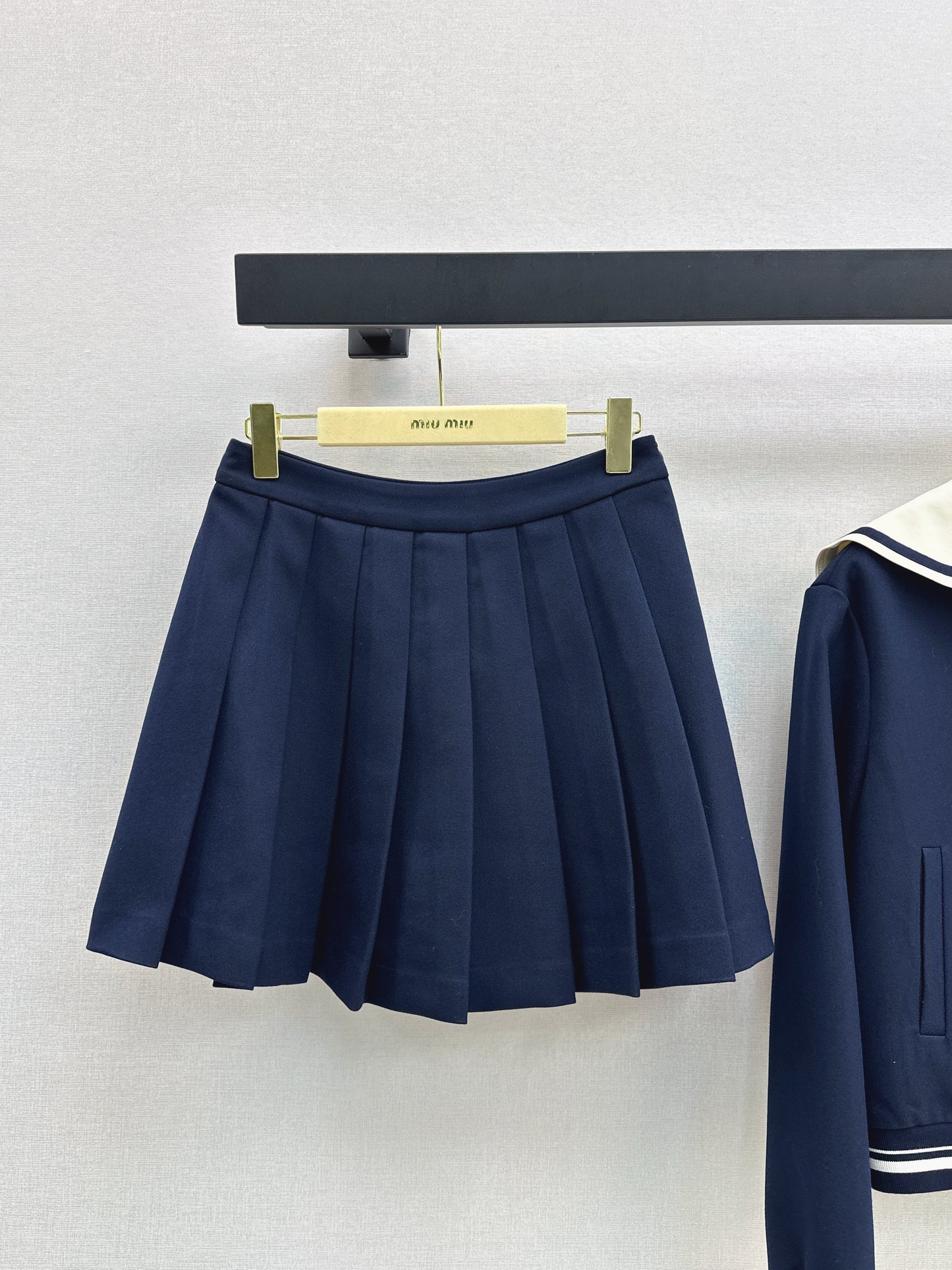 The latest age reducing college style outfit for autumn and winter