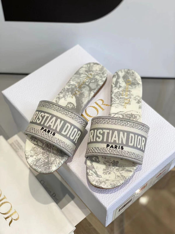 New jacquard embroidered slippers