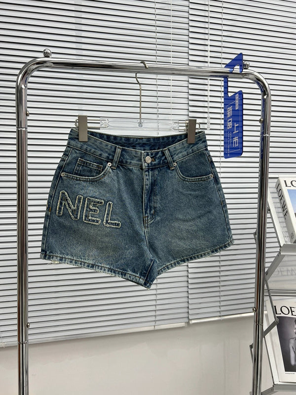 Jeansshorts mit Buchstabenstickerei