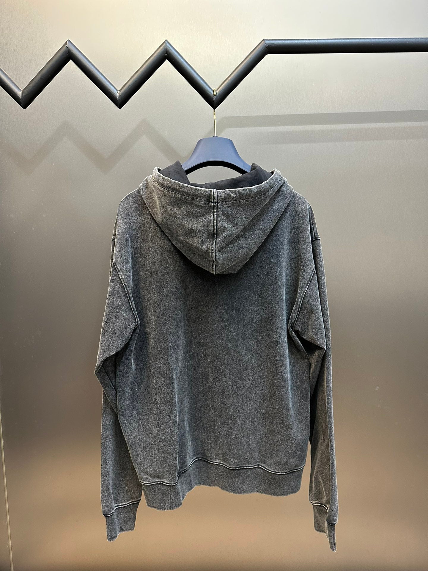 Chain washed distressed sweatshirt
