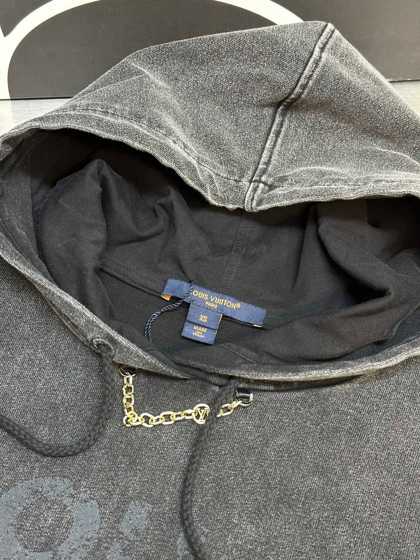 Chain washed distressed sweatshirt