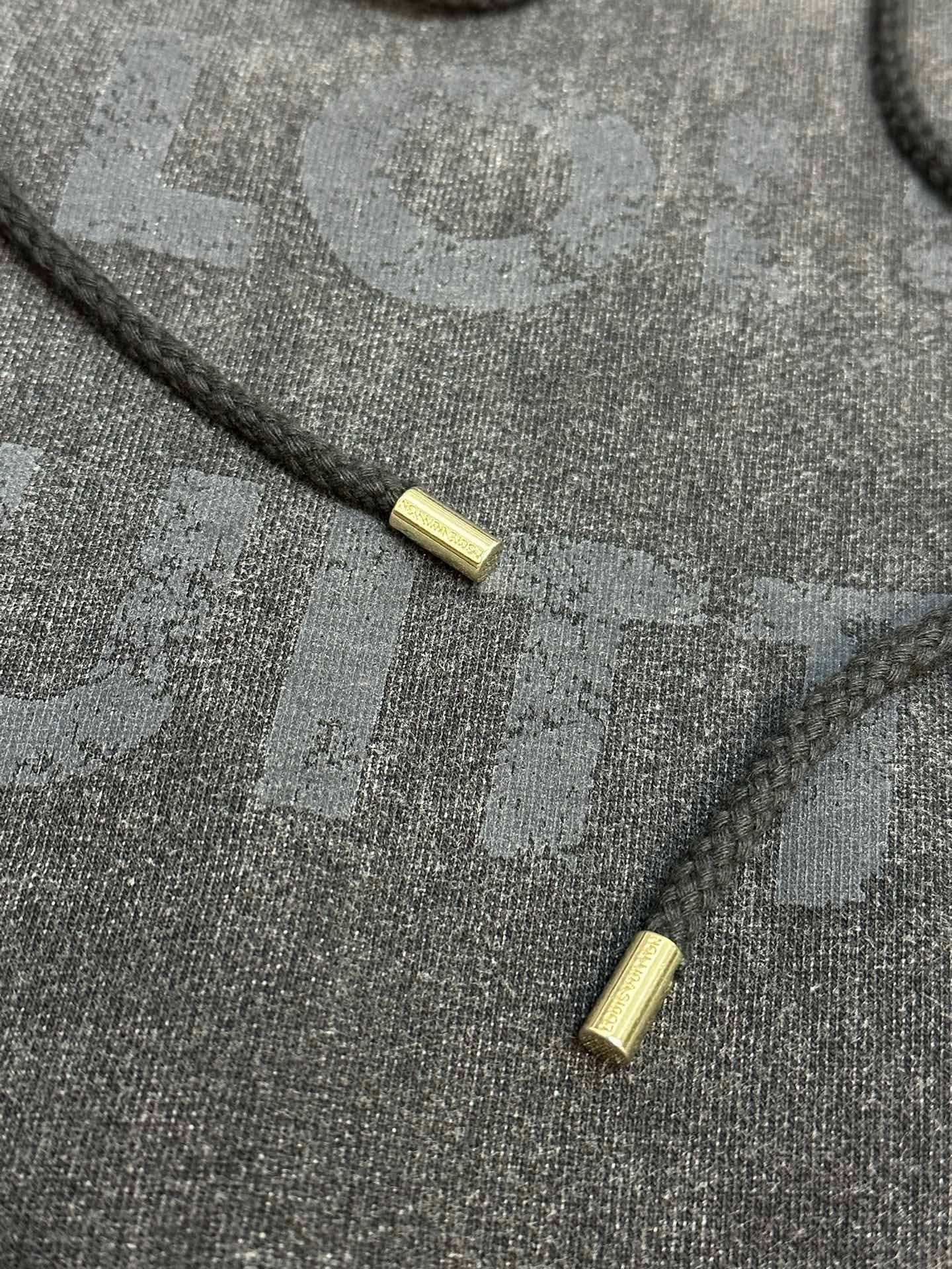 Chain washed distressed sweatshirt