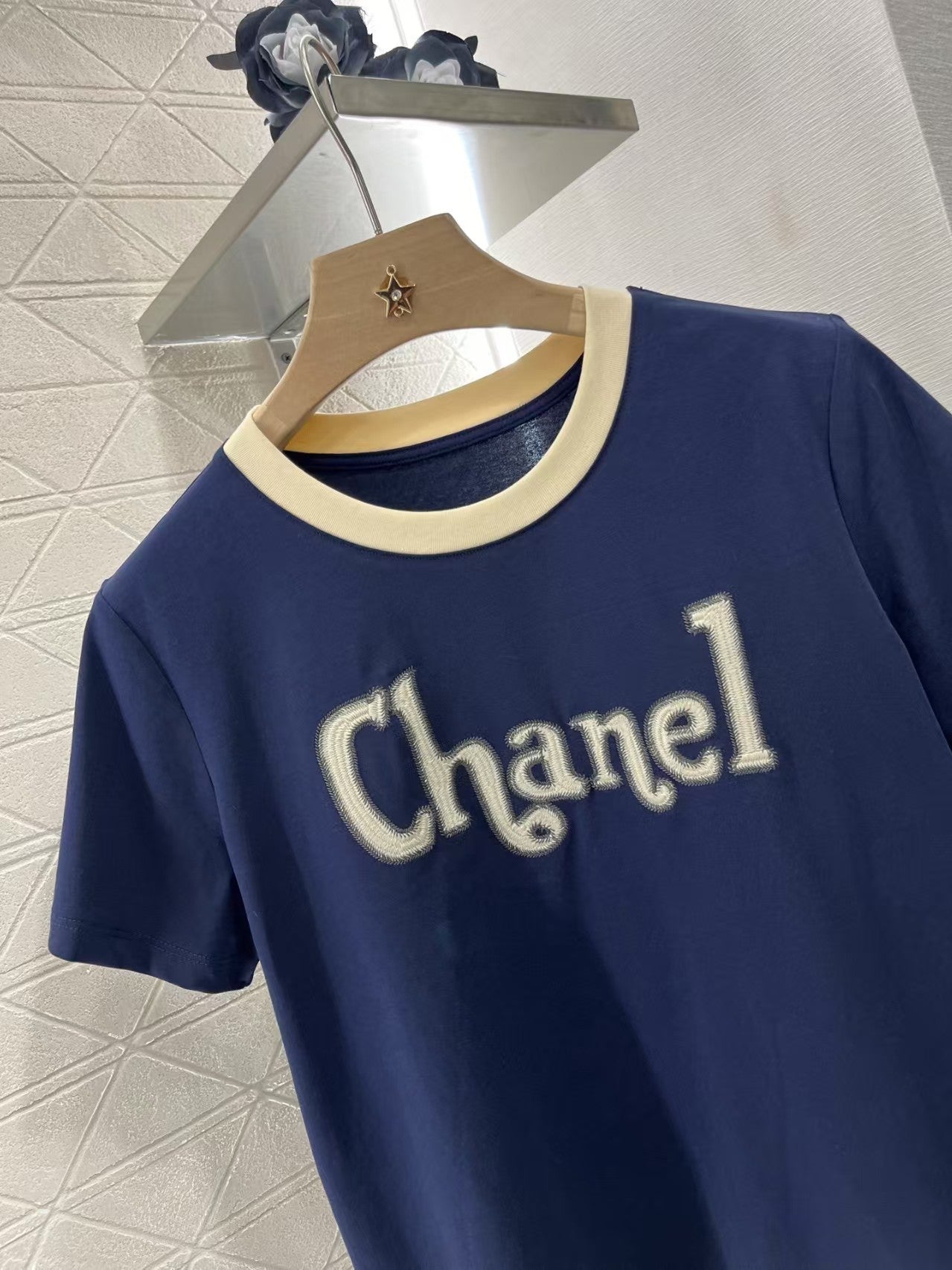 round neck embroidered t-shirt