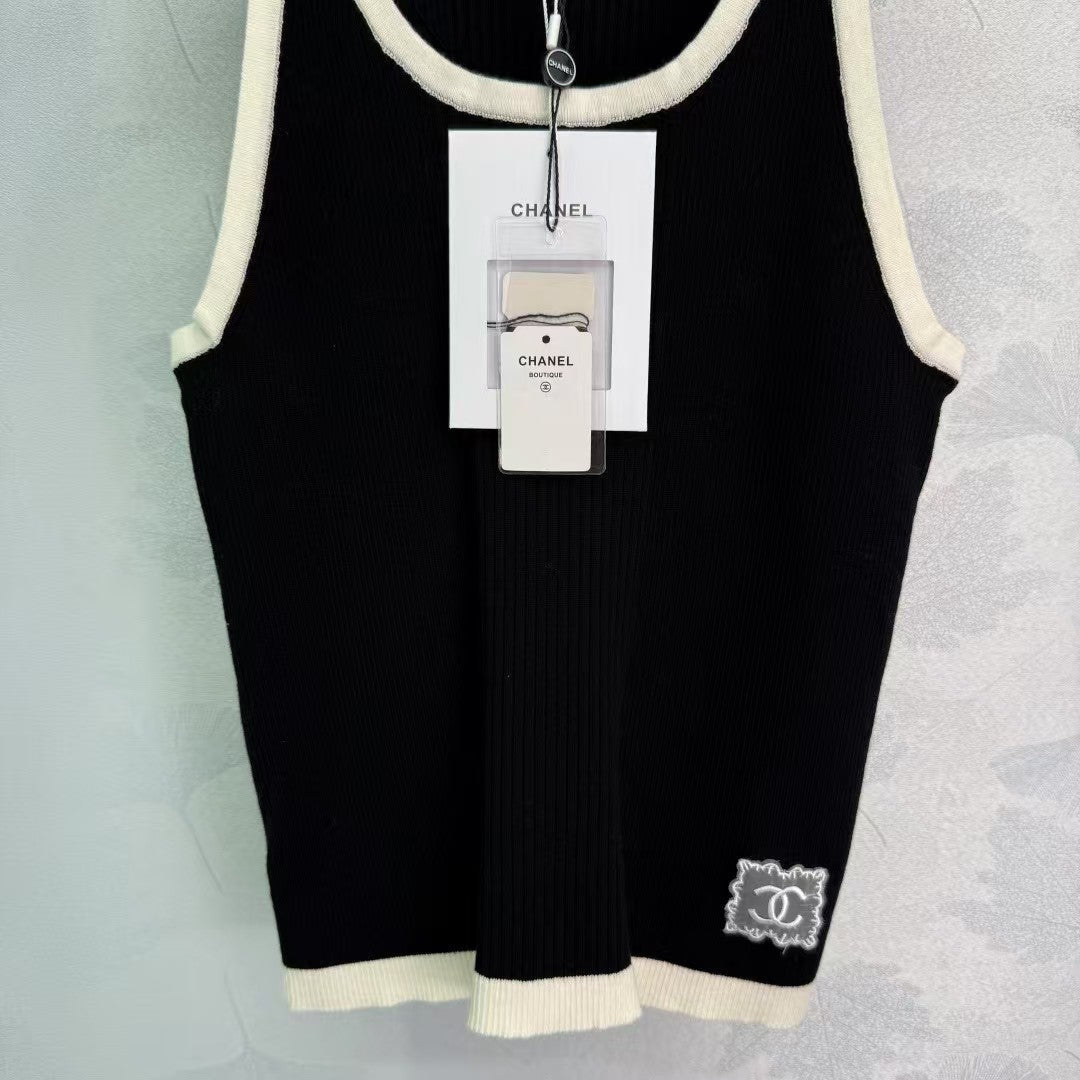 Panda color knitted vest
