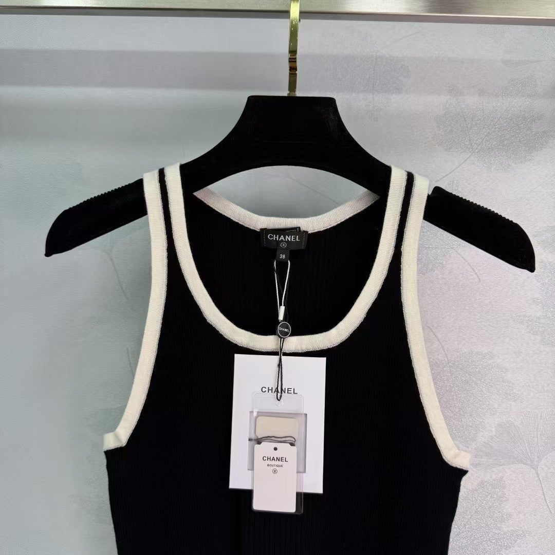 Panda color knitted vest