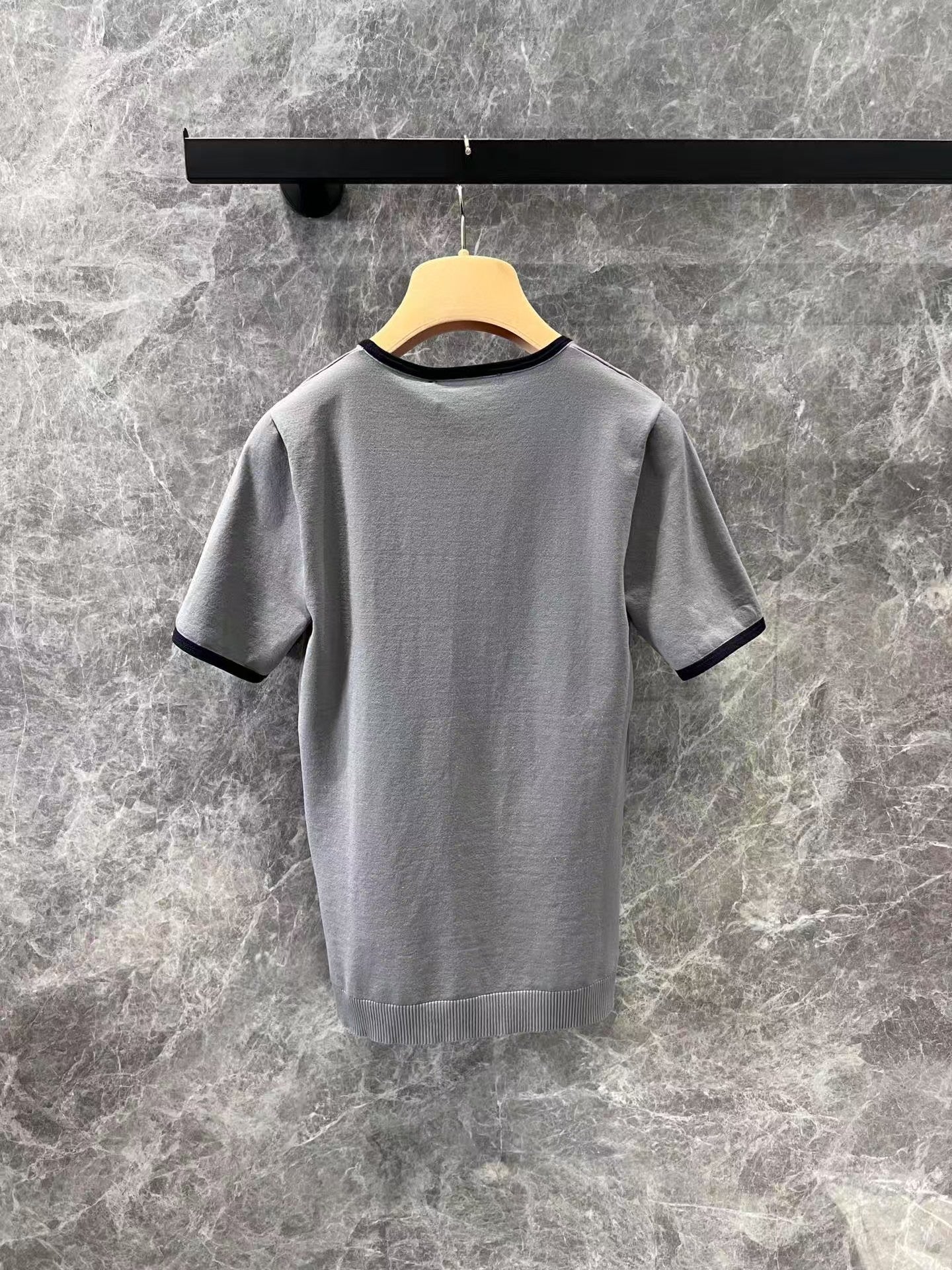 Contrast color knitted crew neck short sleeve top