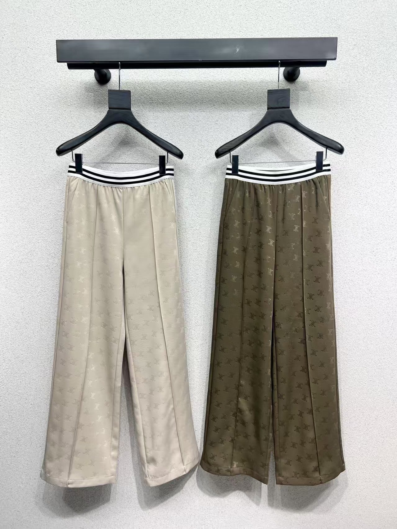 25 Web Embossed Casual Pants