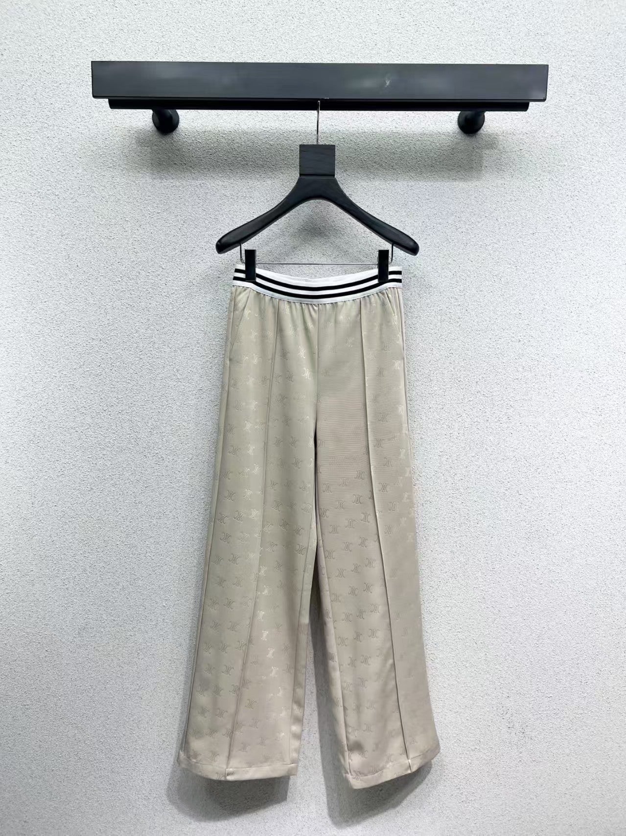 25 Web Embossed Casual Pants