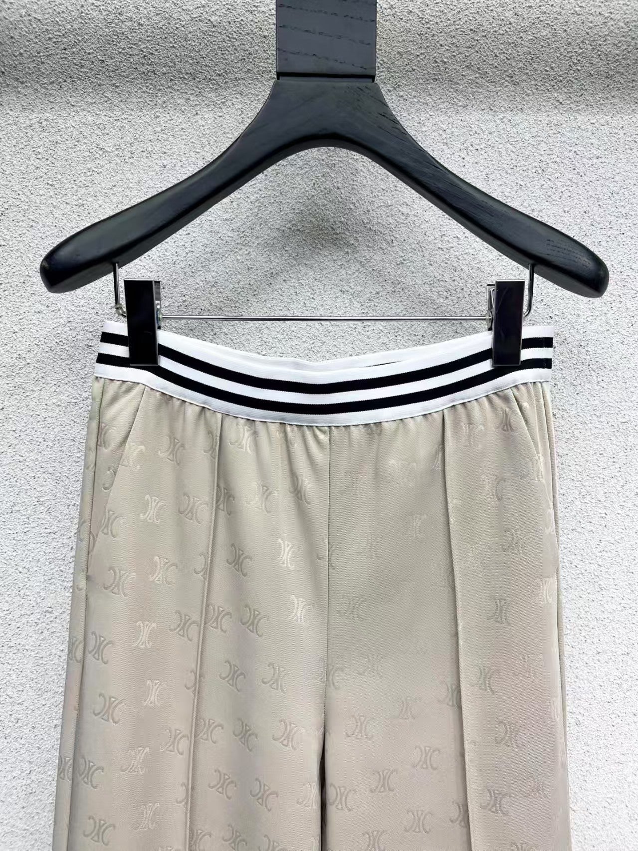 25 Web Embossed Casual Pants