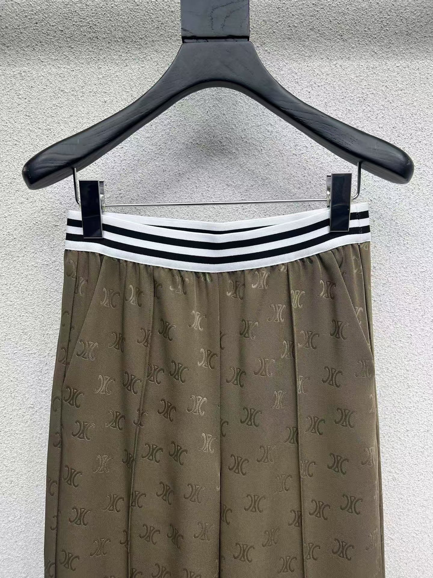 25 Web Embossed Casual Pants