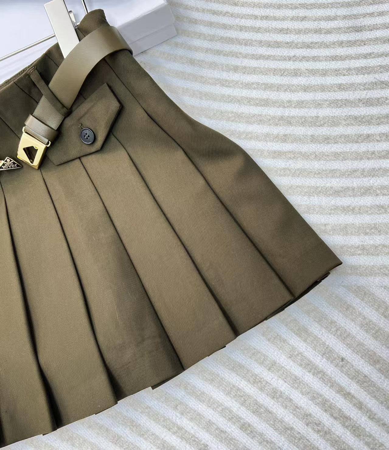 25 new army green belt pleated skirt
