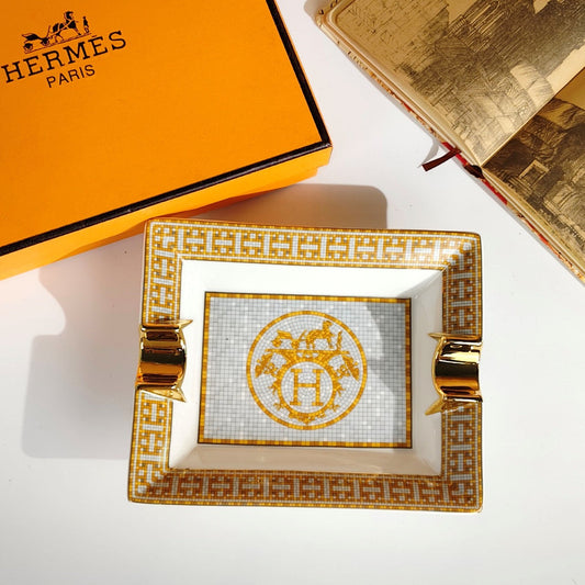 Classic luxury antique porcelain ashtray