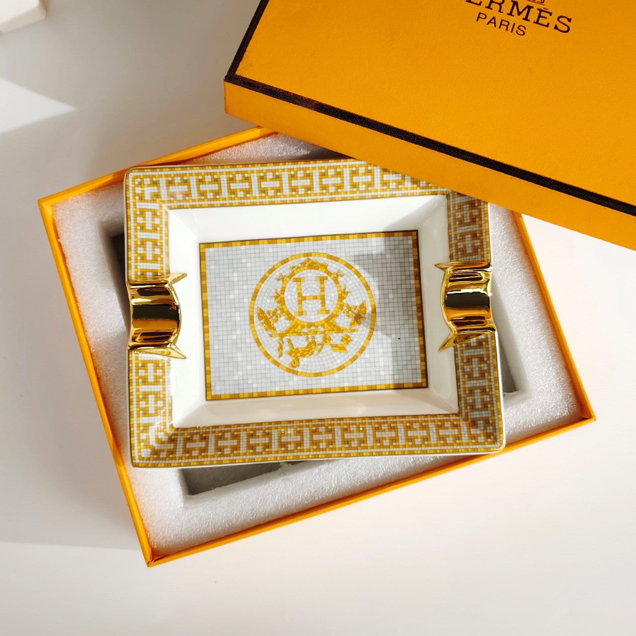 Classic luxury antique porcelain ashtray