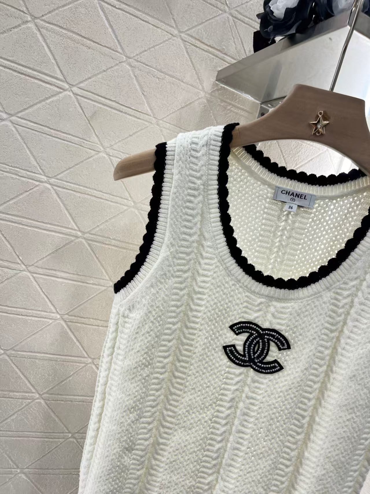 Contrast lace knitted vest